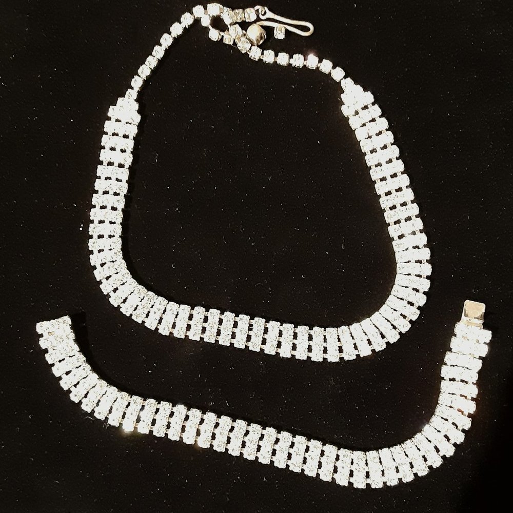 Elegant Silver Necklace and Bracelet Set